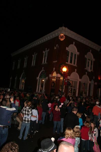 Possum Drop 2010 / American Hometown Realty Building / Danny Welch